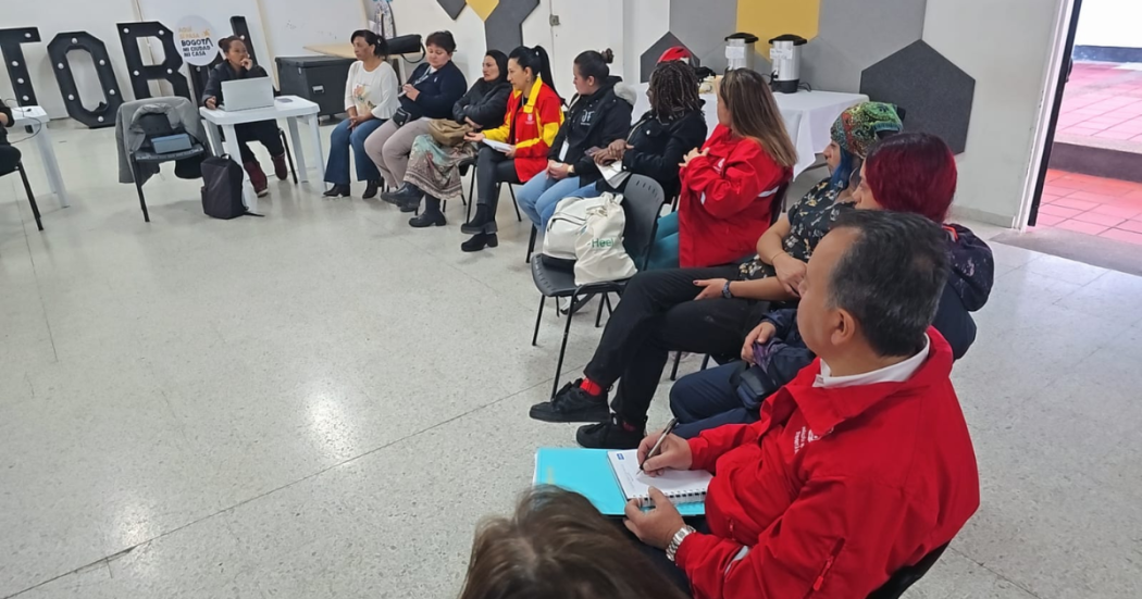 Foto de funcionarios del Distrito en una reunión 