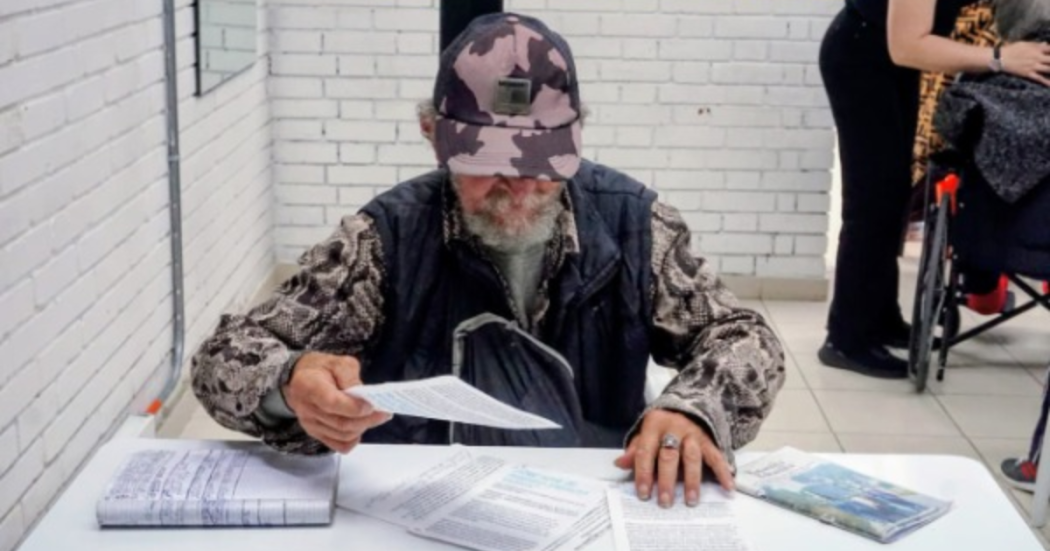 Imagen de un adulto mayor leyendo