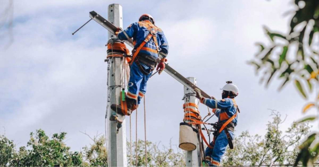 Foto que muestra dos personas con uniforme de Enel Colombia