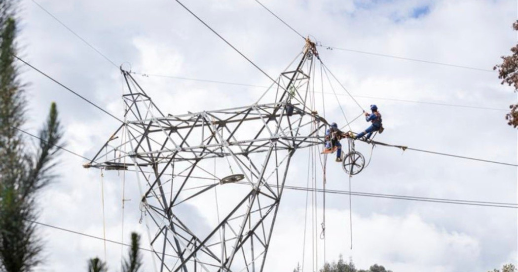 Foto que muestra trabajadores de Enel Colombia en una antena de energía 