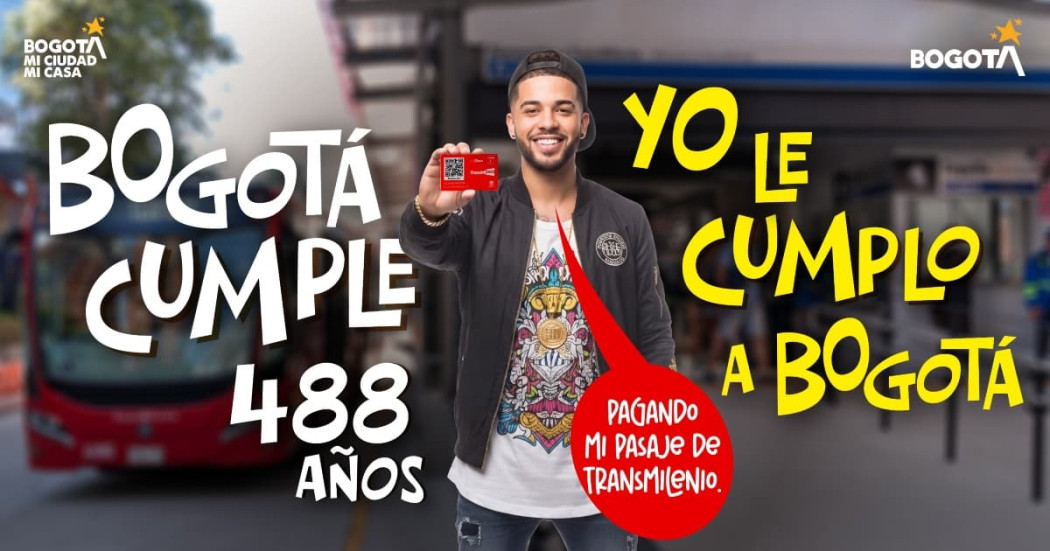Imagen de un hombre mostrando la tarjeta de TransMilenio y un texto de Bogotá cumple 488 años. Yo le cumplo a Bogotá