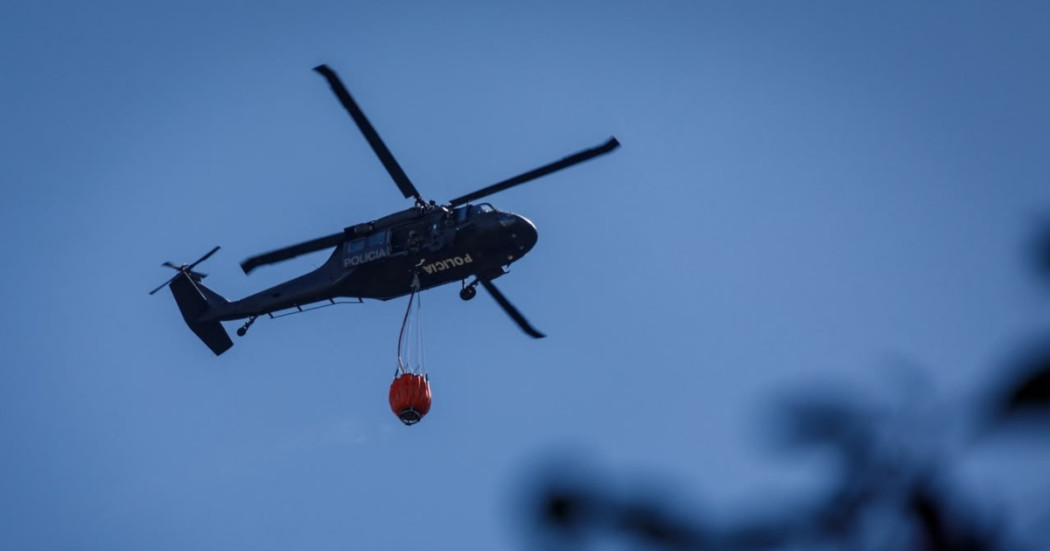 Helicóptero con el sistema Bambi Bucket