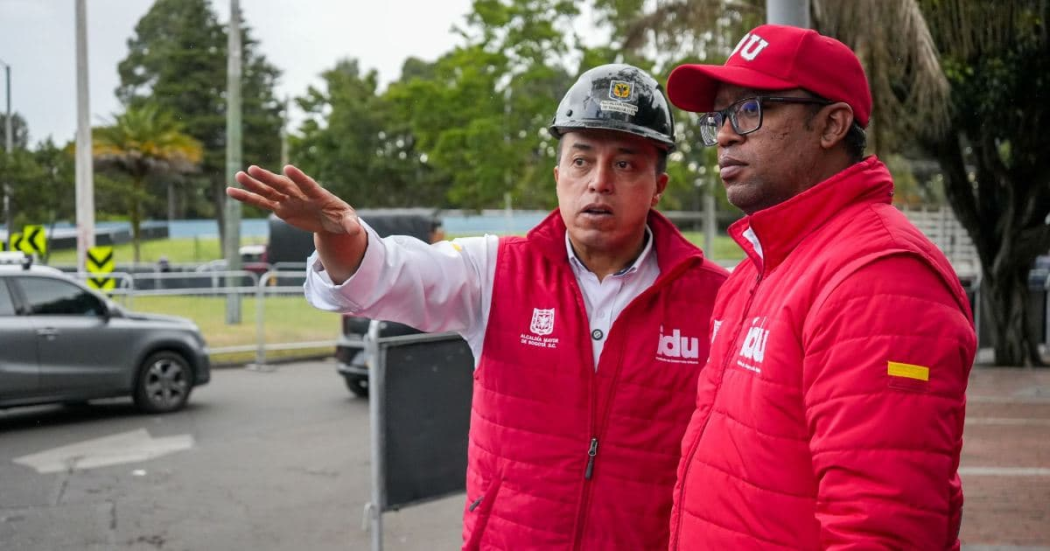 Foto de Orlando Molano, director del IDU, junto a otra persona en una vía de Bogotá