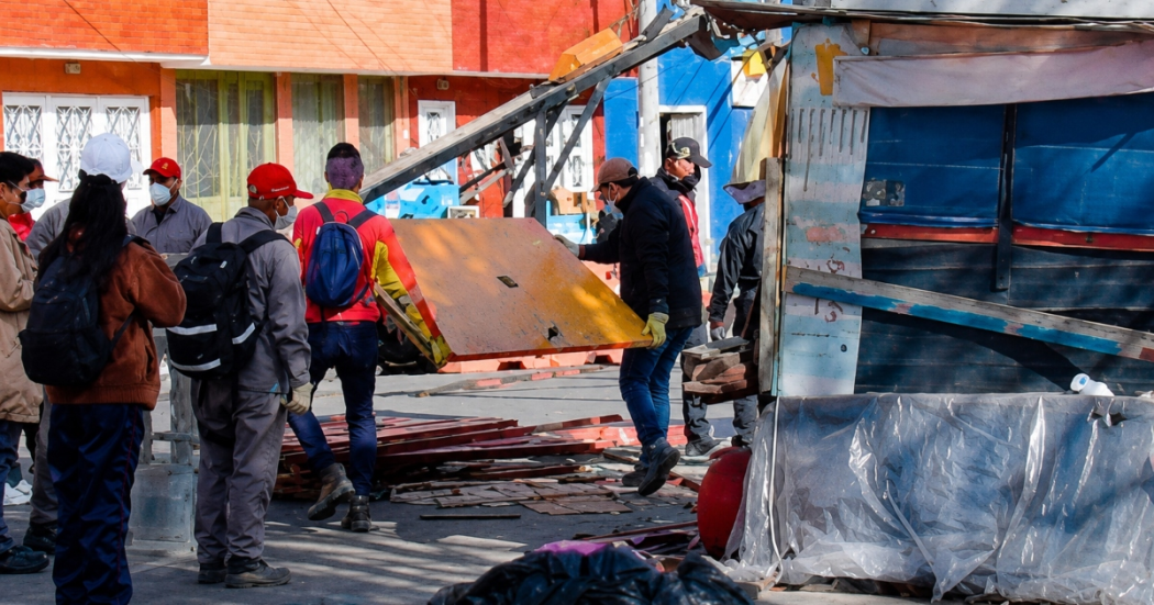 Foto que muestra personas levantando residuos