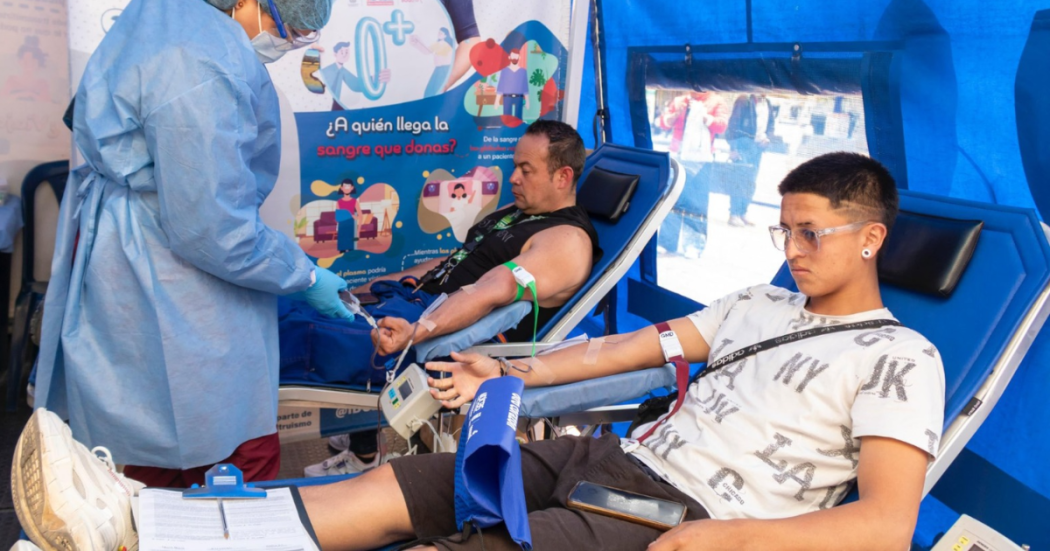 Foto de personas donando sangre