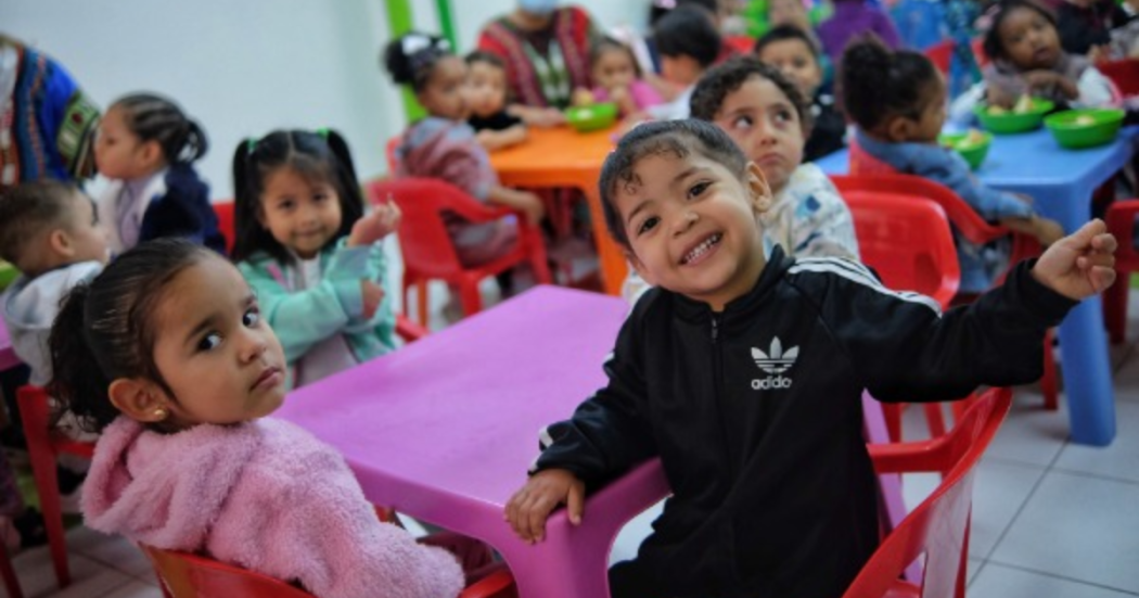 Imagen de niños y niñas sonriendo