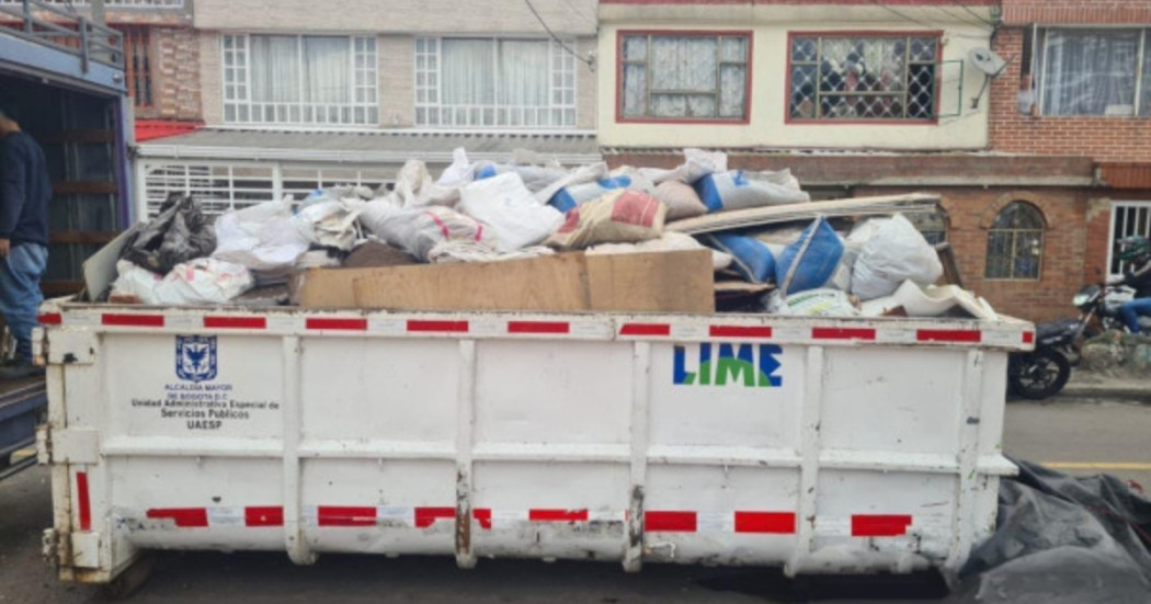 Foto que muestra un container con bolsas de basura