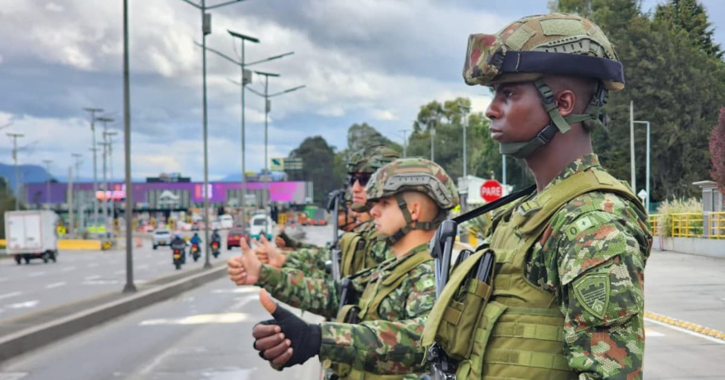 Soldados del Ejército Nacional en las vías de Cundinamarca