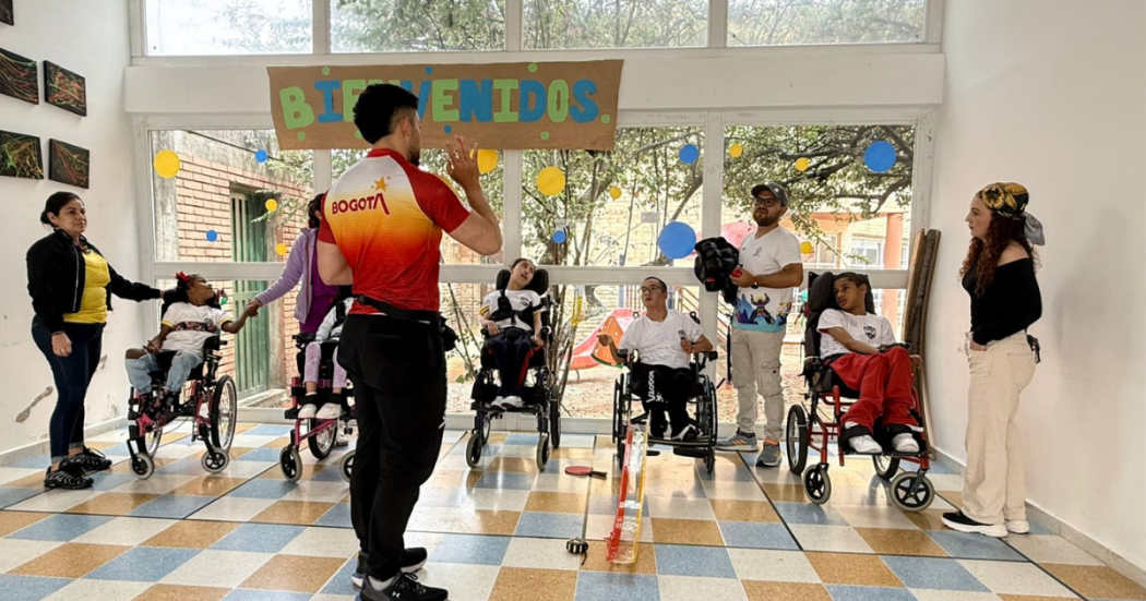 Foto que muestra a niños con discapacidad en una clase