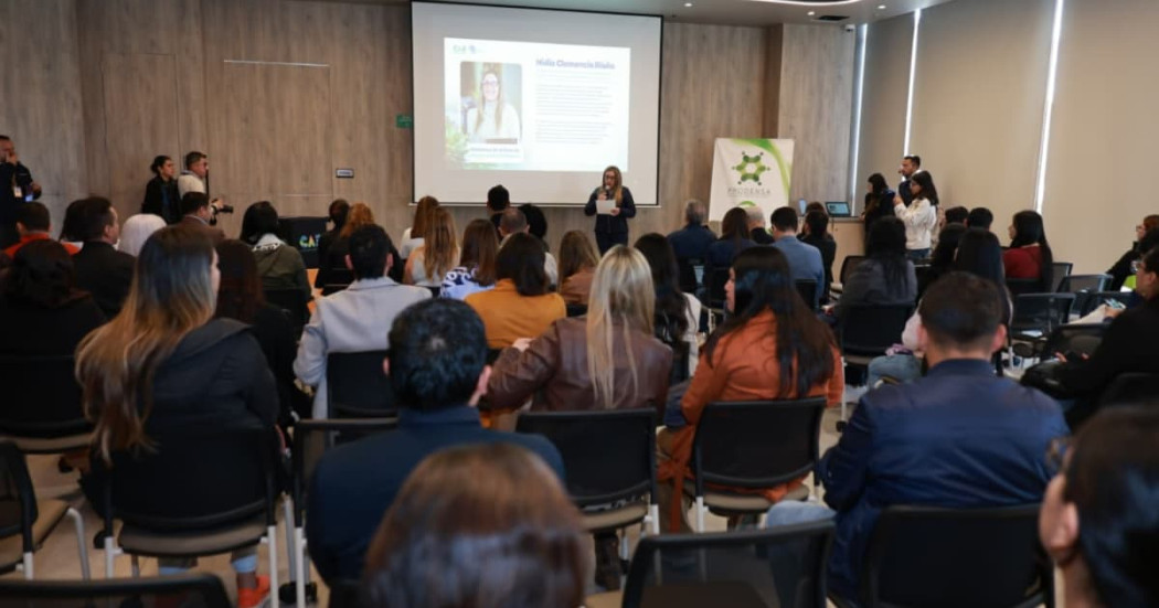 Personas reunidas en un auditorio