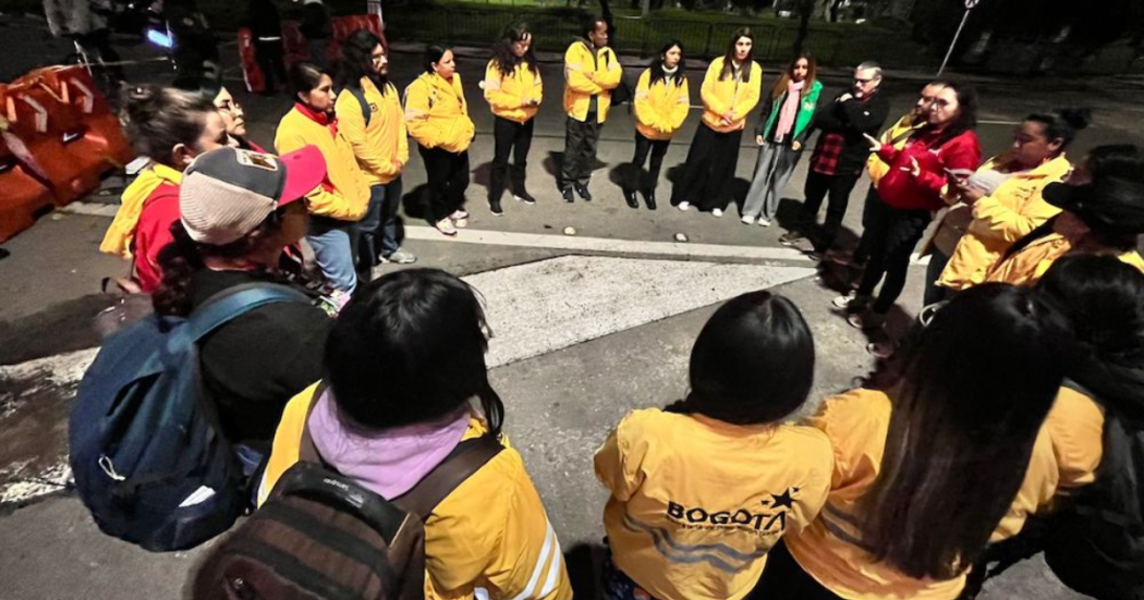 Imagen de funcionarios de integración social en un parque
