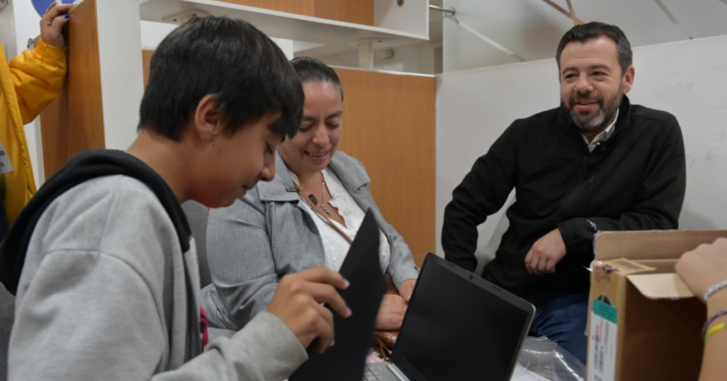 Imagen de un niño viendo un computador entregado por el alcalde Galán