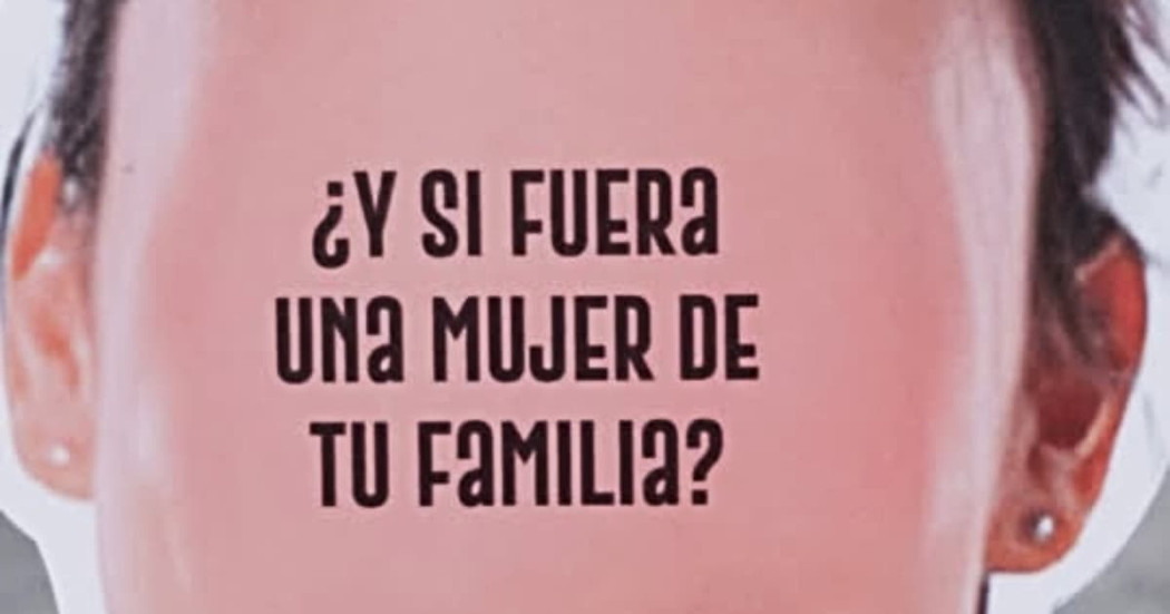 Primer plano de rostro con texto “¿Y SI FUERA UNA MUJER DE TU FAMILIA?” en campaña de prevención del acoso callejero en parques de Bogotá.
