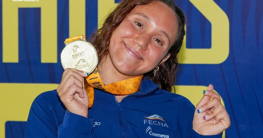 Jasmín Pistelli exhibe medalla de oro ganada en los 200 metros espalda del Campeonato Panamericano de Natación Carreras en Ibagué 2026.
