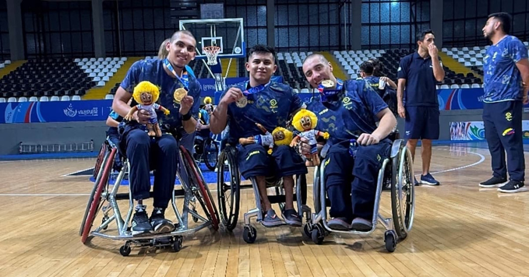 Deportistas del Equipo Bogotá celebran medallas obtenidas para Colombia en los Juegos Parasuramericanos Valledupar 2026 durante competencia de baloncesto en silla de ruedas.
