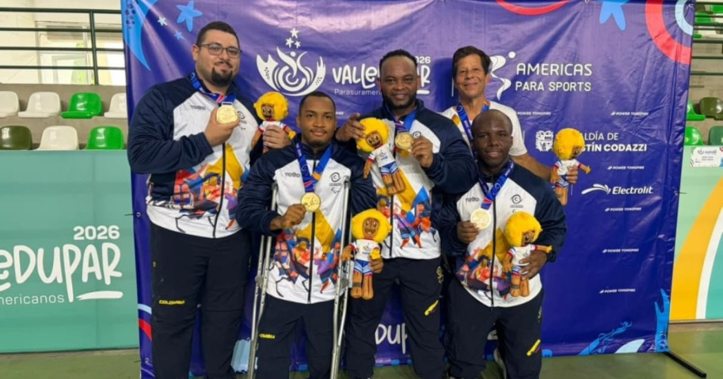 Grupo de paradeportistas del Equipo Bogotá exhibe medallas y mascotas oficiales durante los Juegos Parasuramericanos Valledupar 2026.