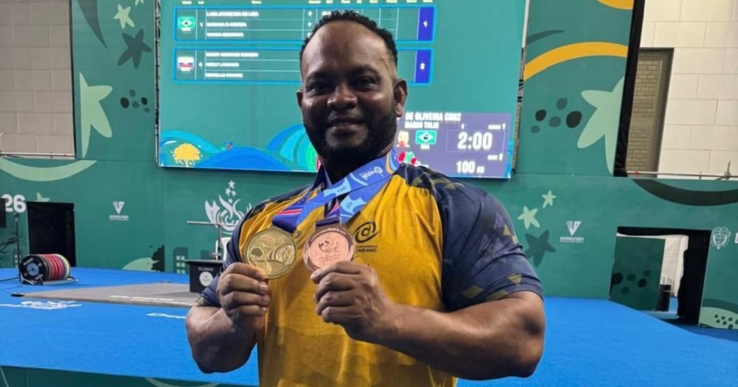 Fabio Torres, del Equipo Bogotá de parapowerlifting, exhibe medalla de oro obtenida en los II Juegos Parasuramericanos Valledupar 2026
