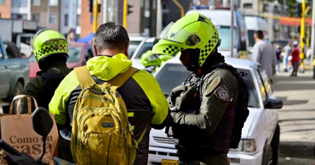 Policía pidiendo a un ciudadano que se identifique.