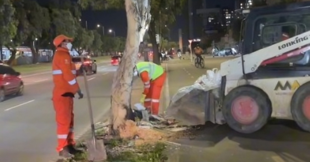 Foto que muestra trabajadores limpiando las calles de la ciudad