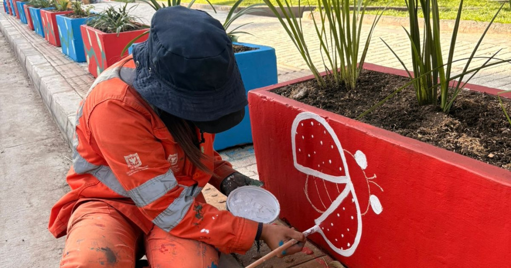 Foto que muestra una persona pintando 