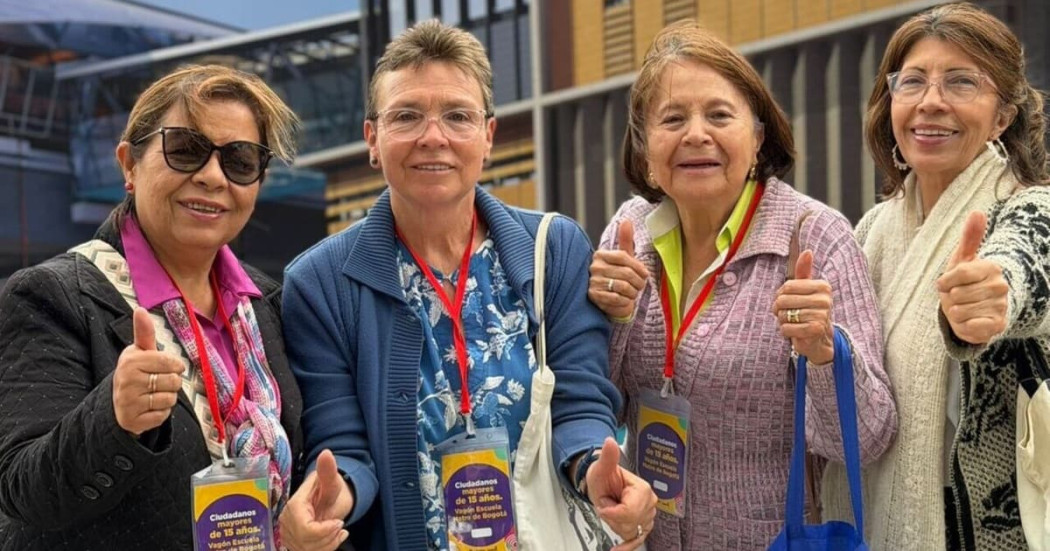 Foto de tres mujeres en inmediaciones de obra del Metro