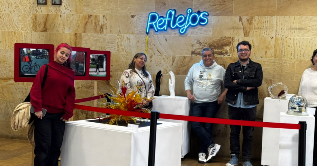Foto de dos personas en la exposición de arte en Bogotá