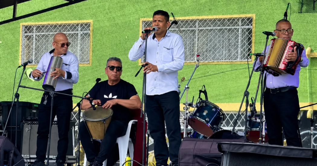 Foto de una banda musical de vallenato en Bogotá