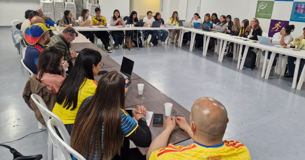 Foto de un grupo de funcionarios de la localidad de Fontibón en una reunión
