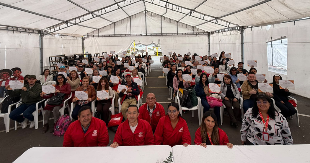 Imagen de los emprendedores con sus certifcados en mano