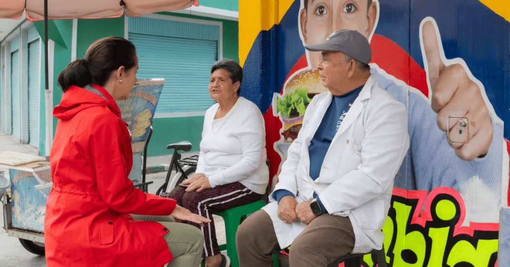 Secretaria de Ambiente, Adriana Soto, conversa con habitantes de los barrios Olarte y Villa Anny en Bosa durante jornada de Gabinete al Barrio para escuchar inquietudes de la comunidad.