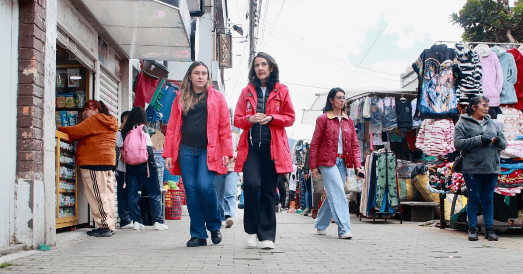 Adriana Soto, secretaria de Ambiente, recorre junto a su equipo de trabajo el sector 20 de Julio durante una jornada de diálogo comunitario sobre asuntos ambientales.