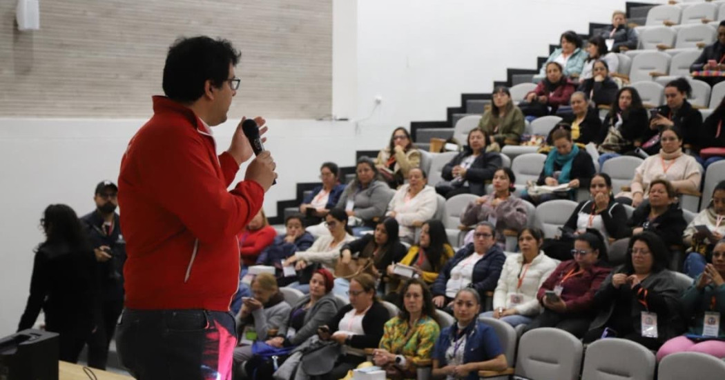 Secretario (e) de Hacienda, Andrés Uribe, hablando en un auditorio a mujeres emprendedoras de Bogotá