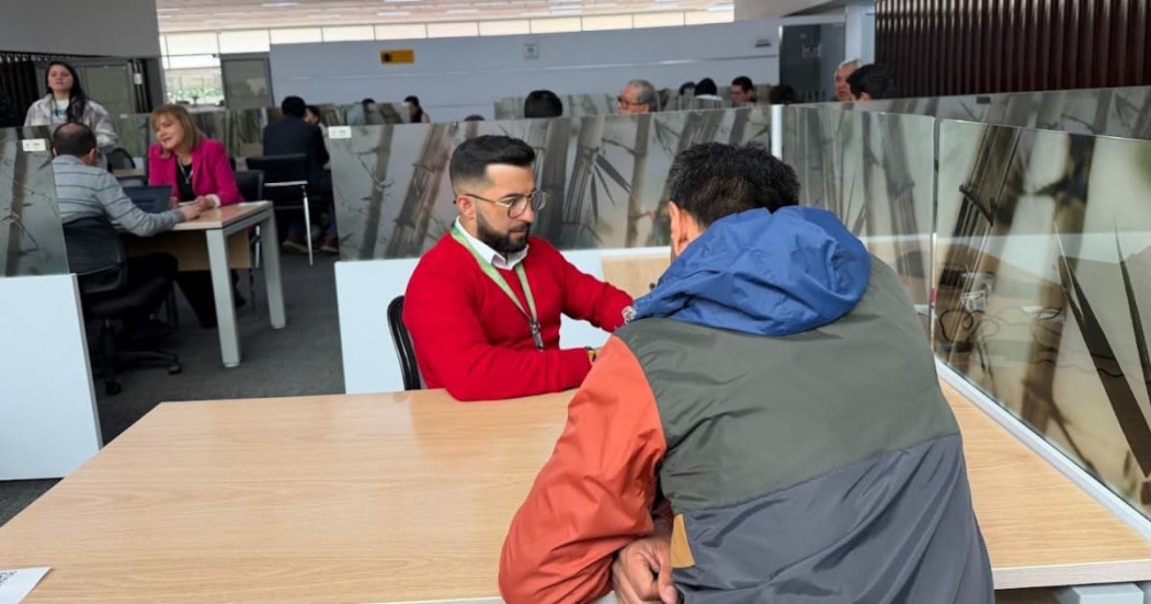 Un funcionario de la DIAN atendiendo a un ciudadano 