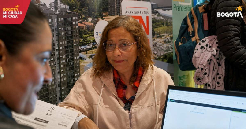 Foto que muestra una señora sonriente 