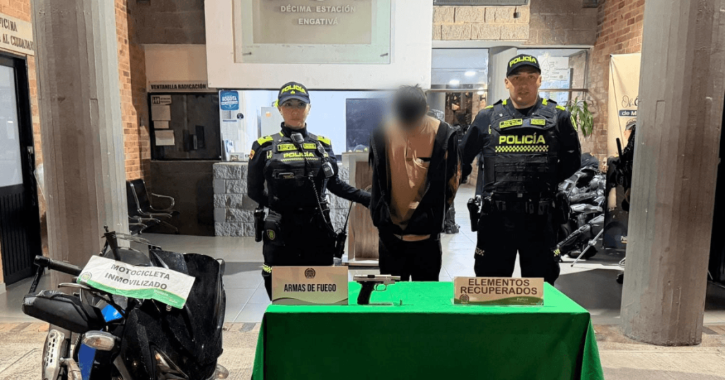 Hombre capturado, en medio de dos policías, junto a material incautado y recuperado.