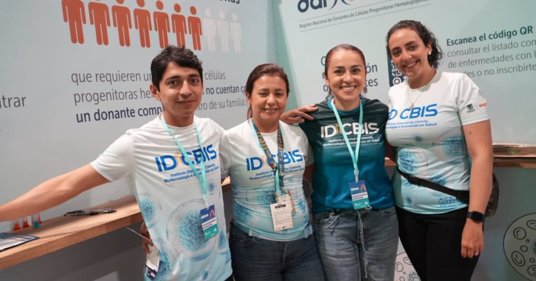 Parte de la delegación que va correr la media maratón de Bogotá con la camiseta El Instituto Distrital de Ciencia, Biotecnología e Innovación en Salud (IDCBIS)
