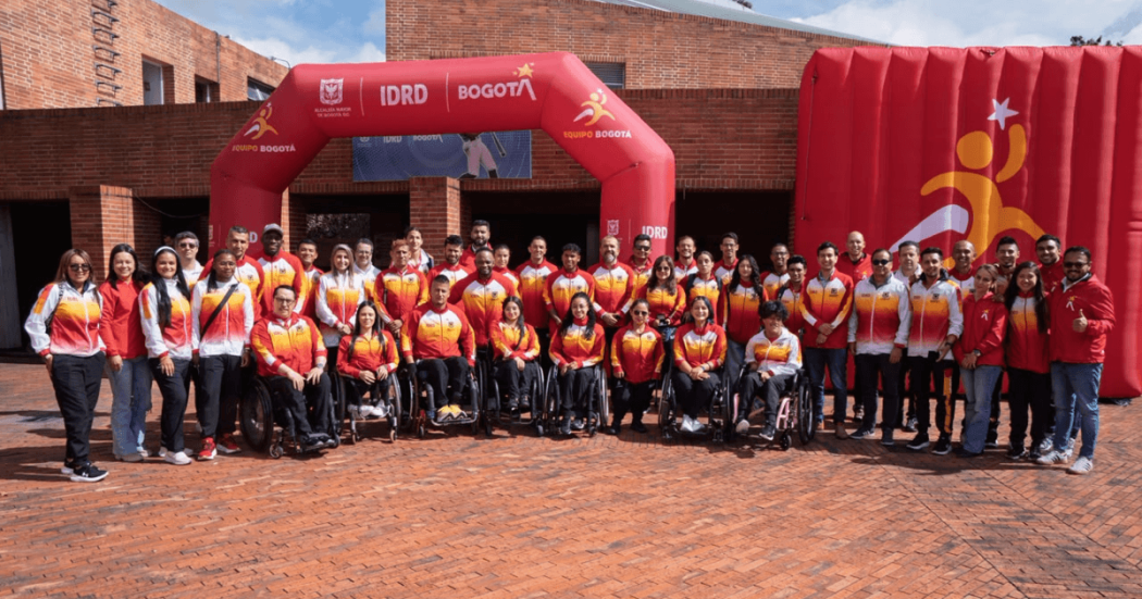 Paradeportistas del Equipo Bogotá posan junto a Daniel García Cañón, director del IDRD durante acto de reconocimiento por los resultados obtenidos en los Juegos Parasuramericanos Valledupar 2026.