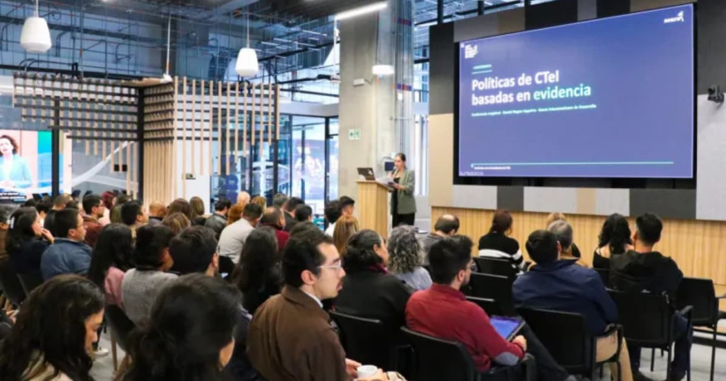 Personas reunidas en un auditorio recibiendo una charla 