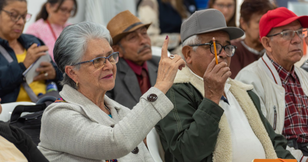 Imagen de personas mayores participando en una reunión