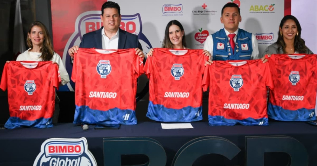 La primera dama, Carolina Deik, con representantes de los diferentes programas y empresas mostrando la camiseta de la Bimbo Global Race (BGR)