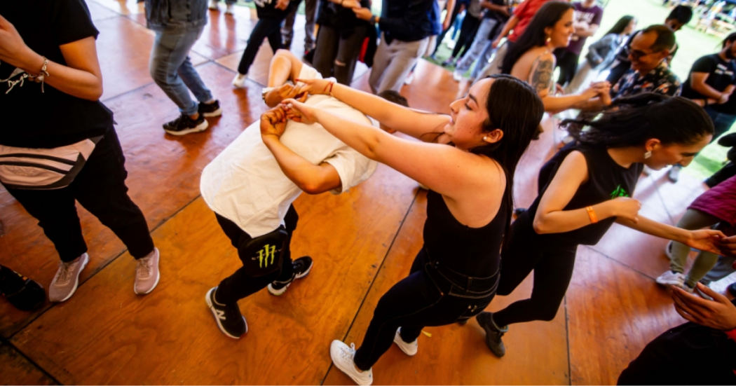 Im<gen de varias personas tomando clases de baile.