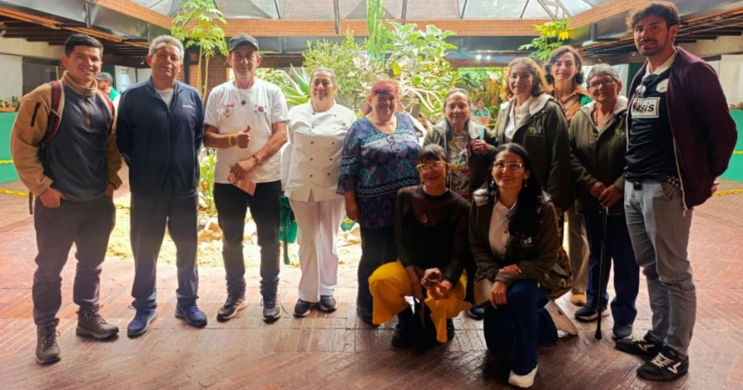 Grupo de participantes, personal técnico y comunidad reunidos en espacio del Jardín Botánico durante lanzamiento de célula de producción de hongos comestibles.