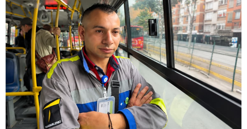 Foto de Jesús Moncada en un bus de Transmilenio