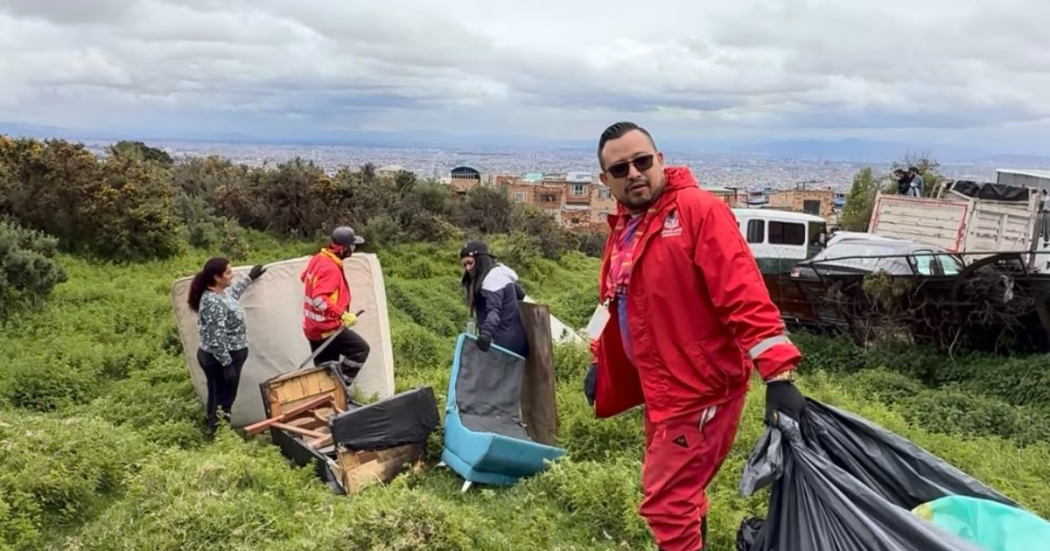 Foto de funcionarios del Distrito en operativo de limpieza