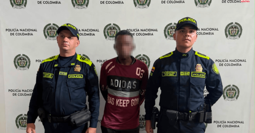 Hombre capturado, en medio de dos policías.