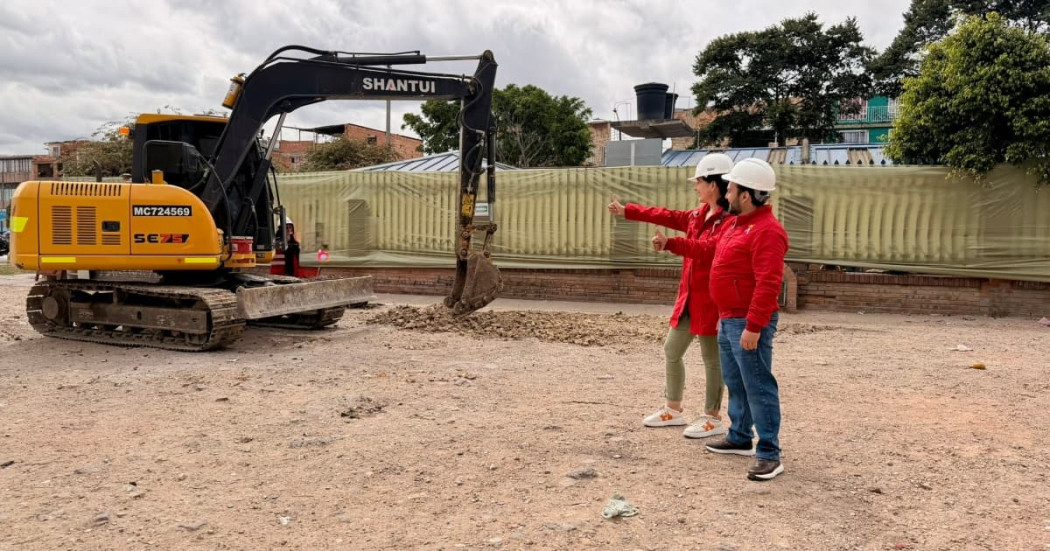 Adriana Soto, secretaria de Ambiente, junto al alcalde local de Bosa, Fabián Ernesto Ramírez dan la orden para las primeras excavaciones de las obras de renaturalización en la ZUMA Bosa-Apogeo con intervención ambiental y recuperación ecológica en el sur de Bogotá.