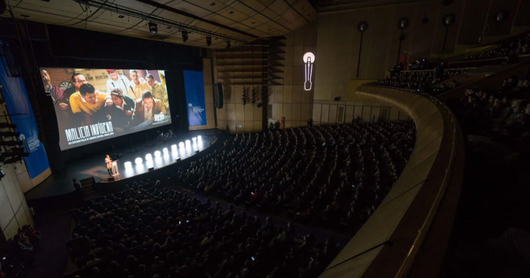 Imagen de sala de cine con fondo de pantalla cortos