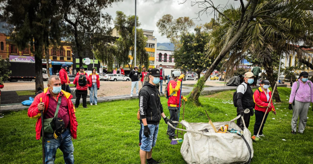 Foto de funcionarios del Distrito en operativo de limpieza