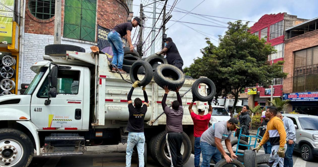 Foto de funcionarios del Distrito en operativo de limpieza