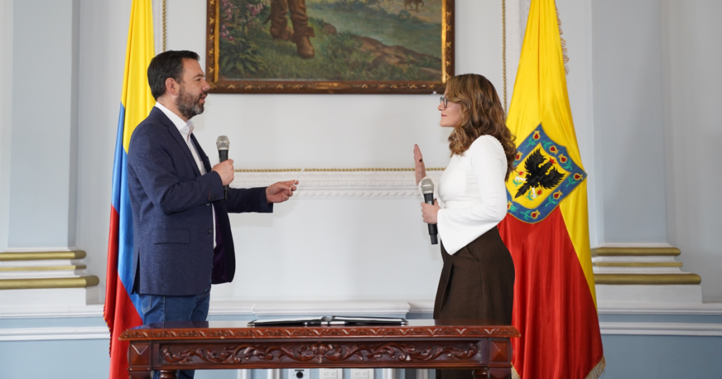 Imagen de María Fernanda Ortiz con la mano levantada durante la posesión